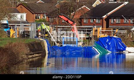 Im Rahmen des Winterwartungsprogramms 2020 -21 arbeitet der Canal and River Trust an der Montage neuer Haupttore Ell Meadow Schleuse bei Wigan. Stockfoto