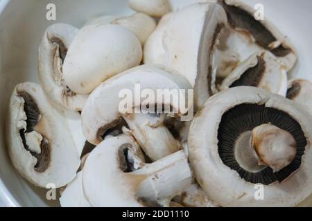 Nahaufnahme eines Stapels roher weißer Champignons. Stockfoto