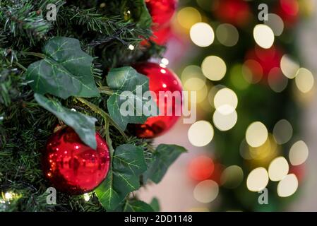 Christbaumschmuck mit verschwommenem Hintergrund und Lichtern Stockfoto