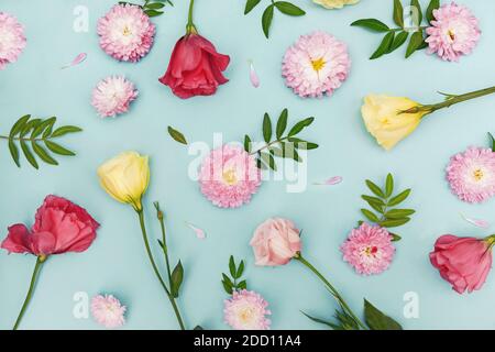 Kreative flache Lay-Komposition mit Blumen, Blättern und Blütenblättern. Stockfoto
