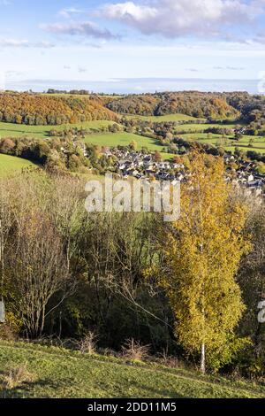 Das Dorf Uley versteckt unter dem Cotswold Steilhang von Uley Bury, einer eisenzeitlichen Hügelfestung, Gloucestershire UK Stockfoto