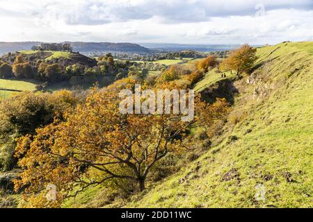 Blick auf Downham Hill, Dursley & Cam Peak von den Stadtmauern der Eisenzeit von Uley Bury auf einem Ausläufer der Cotswold-Steilwand in Uley, Gloucestershire, Großbritannien Stockfoto