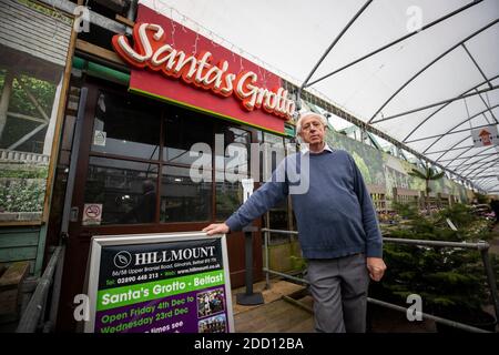 Robin Mercer vom Hillmount Garden Centre in Belfast steht am Eingang ihrer Santa's Grotto. Stockfoto