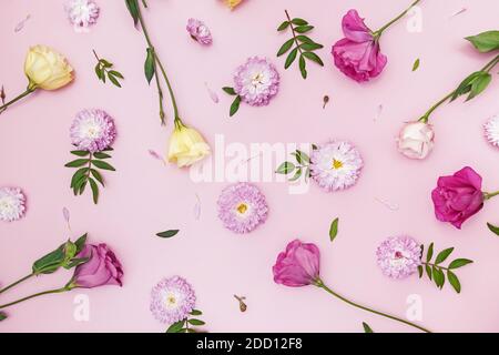 Kreative flache Lay-Komposition mit Blumen, Blättern und Blütenblättern. Stockfoto