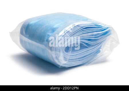 Gruppe von blauen medizinischen Masken in Plastikverpackung verpackt. Stockfoto