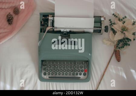 Zenith grüne Schreibmaschine mit einer schönen Weihnachtsbotschaft. Weihnachtsbrief Schreibmaschine im Winter Stockfoto