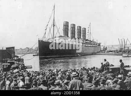 RMS LUSITANIA dockt am 13. September 1907 in New York an, nachdem sie ihre Jungfernfahrt von Liverpool aus mit einem Rekord gebrochen hat. Stockfoto