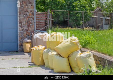 Viele Gelbe Säcke vor dem Gebäude Stockfoto