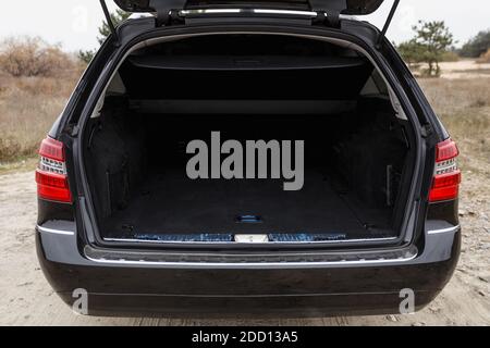 Auto auf der Straße im Wald geparkt, Haltestelle, offener Kofferraum Stockfoto