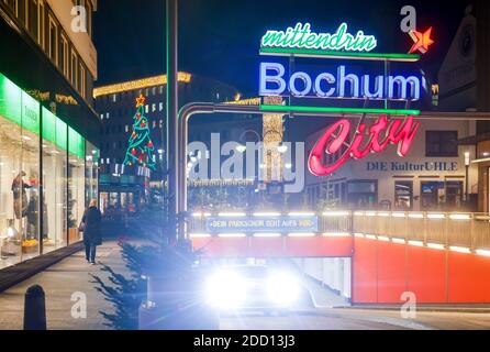 Bochum, Ruhrgebiet, Nordrhein-Westfalen, Deutschland - Parkhaus Dr.-Ruer-Platz in der Bochumer Innenstadt in der Abenddämmerung in Zeiten der Th Stockfoto