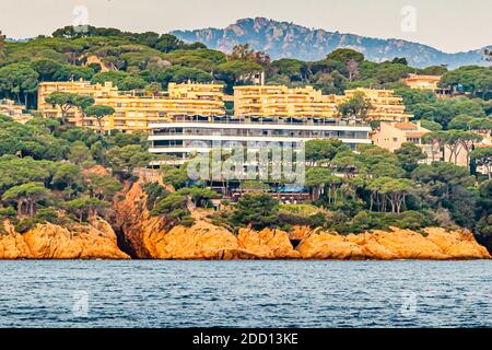 Das Alabriga Hotel & Home Suites ist wie eine Yacht verankert. Die mediterrane Umgebung lebt vom Kontrast zwischen den grünen Hügeln des Hinterlandes und dem tiefen Blau des Mittelmeers in Sant Feliu de Guíxols, Spanien Stockfoto