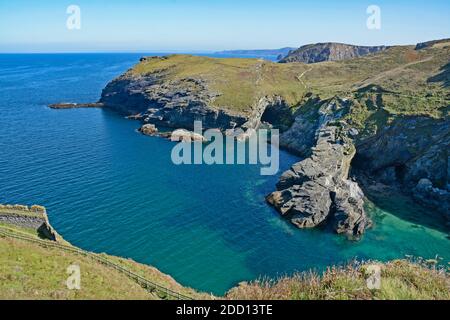 Blick nordöstlich von Tintagel Castle über Tintagel Haven auf der north Cornwall Coast Stockfoto