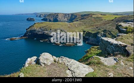 Blick nordöstlich von Tintagel Castle über Tintagel Haven auf der north Cornwall Coast Stockfoto