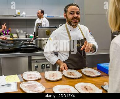 Food-Journalistin Angela Berg im Gespräch mit Küchenchef Abraham Artigas vom Alabiga Hotel, Sant Feliu de Guíxols, Spanien Stockfoto