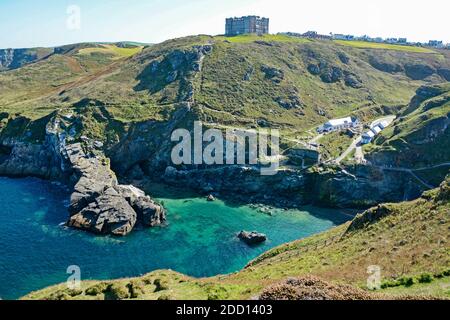 Blick nordöstlich von Tintagel Castle über Tintagel Haven auf der north Cornwall Coast Stockfoto