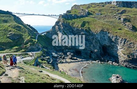 Die neue Fußgängerbrücke über das Tintagel Schloss im Norden Cornwall Coast Stockfoto