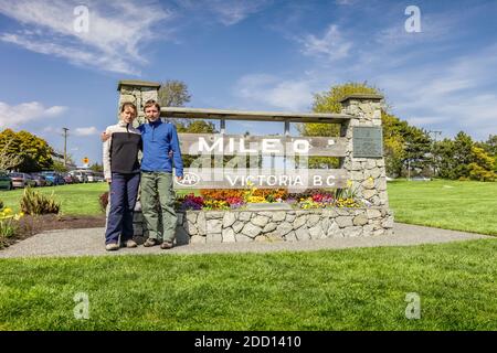 Couple steht bei Meile 0 in Victoria, BC, Kanada Stockfoto