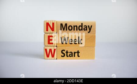 Konzept Worte "New monday Week Start" auf Würfel und Blöcke auf einem schönen weißen Hintergrund. Business und neues montagskonzept. Speicherplatz kopieren. Stockfoto