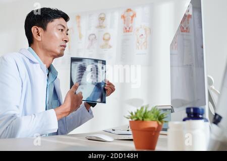 Pneumologe beim Telefonieren Stockfoto