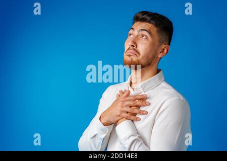 Erstaunt und verwirrt bärtiger junger Mann sieht erstaunt aus. Stockfoto