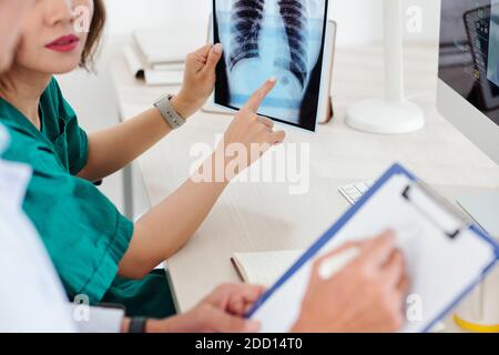 Besprechung der Röntgenaufnahme des Patienten Stockfoto