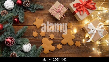 Lebkuchen, Weihnachtsgeschenke, Lichter und Tannenbaum. Weihnachten oder Neujahr Hintergrund Stockfoto