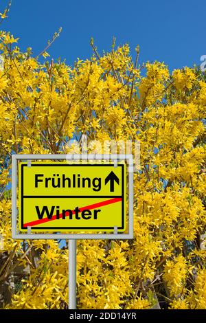 Straßenschild, 'Ende des Winters und Frühling', Übersetzung 'Winter und Frühling' Stockfoto