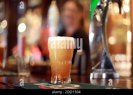 Ein frisch gegossenes Pint echtes Ale in einem Pub. Bier vom Fass in einem Glas Stockfoto