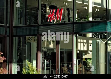 Oslo, Norwegen - 29. August 2020: Sitz der Bekleidungsmarke HM in Oslo. Stockfoto