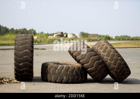 Vier große staubige Reifen auf Asphalt. Nahaufnahme. Sommertag. Stockfoto
