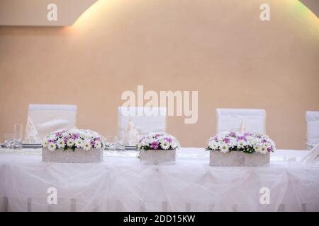 Eine Nahaufnahme eines Tischs, der bei einer Hochzeit aufgestellt wurde Rezeption Stockfoto