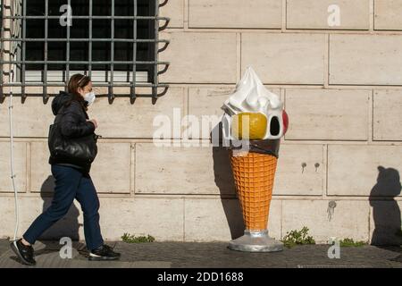 ROM ITALIEN 23 November 2020. Ein Fußgänger geht an einem warmen sonnigen Tag an einem Eiskegel vorbei, da Rom im November ein mildes Wetter mit höheren Temperaturen als erwartet erlebt. Kredit: amer ghazzal/Alamy Live Nachrichten Stockfoto