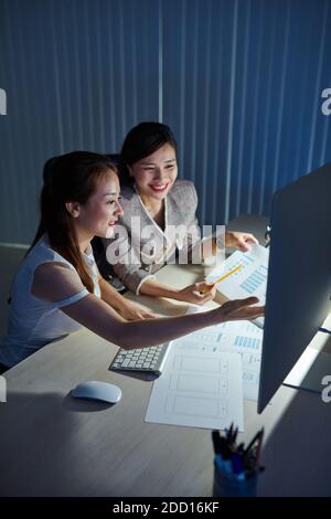 Designer arbeiten im dunklen Büro Stockfoto