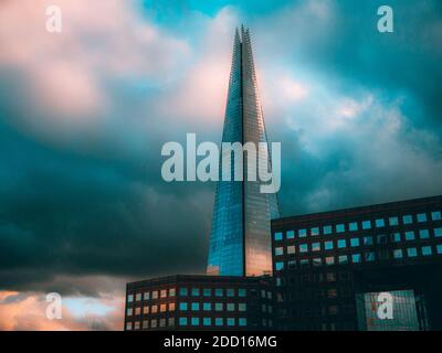 Wolkiger Himmel über dem Scherbe Stockfoto