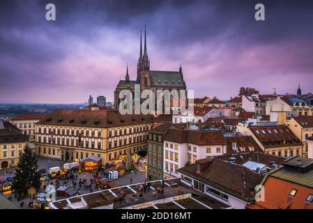 Altstadt mit Weihnachtsmarkt und Kathedrale St. Peter und Paul in Brno, Tschechische Republik vom Rathausturm aus gesehen Stockfoto