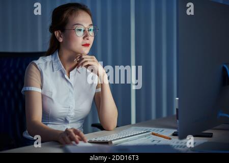 Geschäftsfrau, die am Computer arbeiten Stockfoto