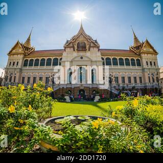 Royal Grand Palace mit Garten am Mittag in Bangkok, Thailand Stockfoto