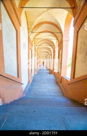 Die längste Arkade der Welt von Santuario della Madonna Di San Luca hinunter zur Porta Saragozza Stockfoto