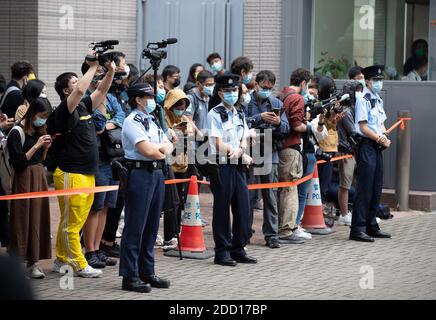 Hongkong, China. November 2020. Die Polizei steht Wachen vor den Richtergerichten von West Kowloon, nachdem Joshua Wong, Agnes Chow und Ivan Lam am Montag, den 23. November 2020, in Hongkong, China, ein Schuldbekenntnis eingingen. Der prominente Hongkonger Aktivist Joshua Wong und zwei weitere führende Aktivisten, Angus Chow und Ivan Lam, wurden in Gewahrsam genommen, nachdem sie sich schuldig gemacht hatten, entweder eine unautorisierte Versammlung anzustiften, zu organisieren und/oder beizutreten. Stockfoto