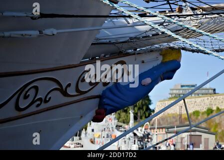 Blaue weibliche Galionsfigur auf dem Bug eines alten großen Schiffes an den Docks. Stockfoto