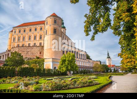 Schloss Mikulov oder Schloss Mikulov in Mähren, Tschechische Republik. Blick vom Garten. Stockfoto