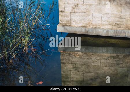 seehaus Reflexion der Wasseroberfläche in katalanischen See mit Schilf Stockfoto