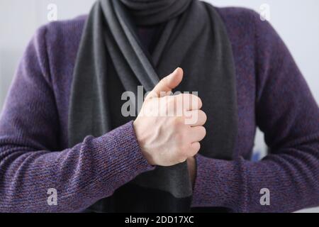 Mann in Strickpullover Puting auf warmen Schal Nahaufnahme Stockfoto