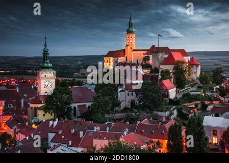 Schloss in Mikulov, Südmähren, Tschechische Republik, vom Ziegenturm (Kozi Hradek) bei Nacht gesehen Stockfoto