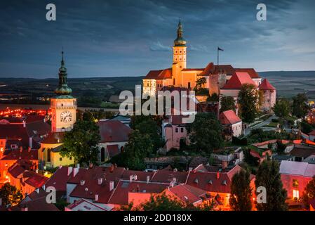 Burg Mikulov, Südmähren, Tschechische Republik vom Ziegenturm (Kozi Hradek) aus gesehen Stockfoto