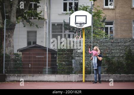 Papa und seine behinderte Tochter spielen Basketball. Stockfoto