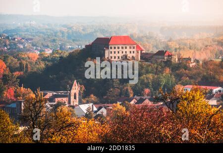 Schloss auf einem Hügel in Dolni Kounce (Unteres Kounice), Südmähren, Tschechische Republik bei Sonnenuntergang Stockfoto