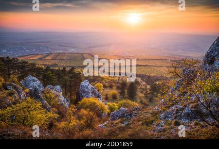 Farbenprächtiger Herbstuntergang über den Weinbergen vom Rocky Hill im Palava-Schutzgebiet bei Mikulov in Südmähren, Tschechische Republik Stockfoto