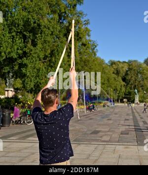 Street Performer bläst riesige Seifenblasen in einem Park an einem Sommertag. Stockfoto