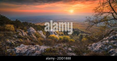 Farbenprächtiger Herbstuntergang über den Weinbergen vom Rocky Hill im Palava-Schutzgebiet bei Mikulov in Südmähren, Tschechische Republik Stockfoto